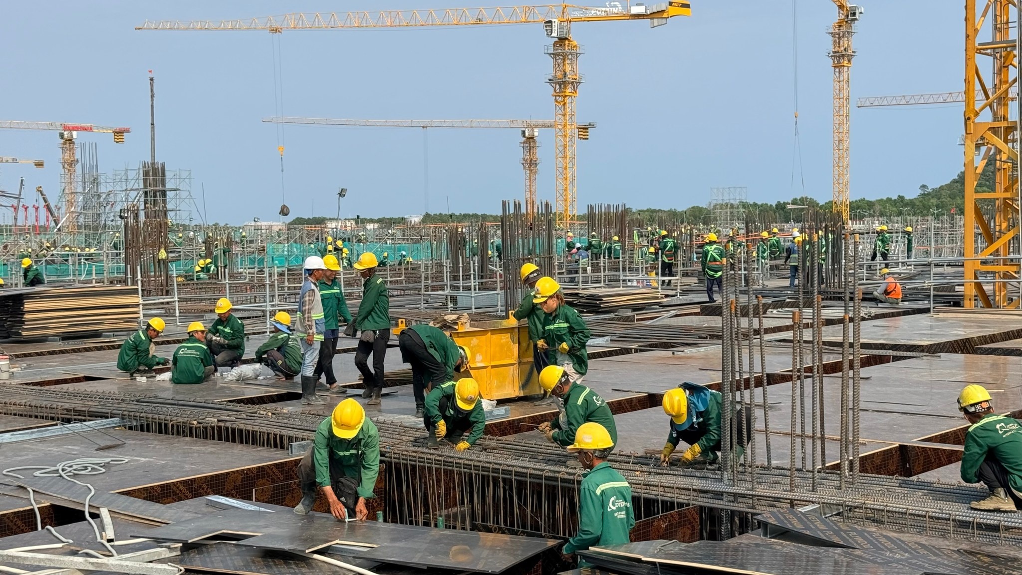 Gan 3.500 cong nhan thi cong xuyen Tet tai cong truong Phu Quoc hinh anh