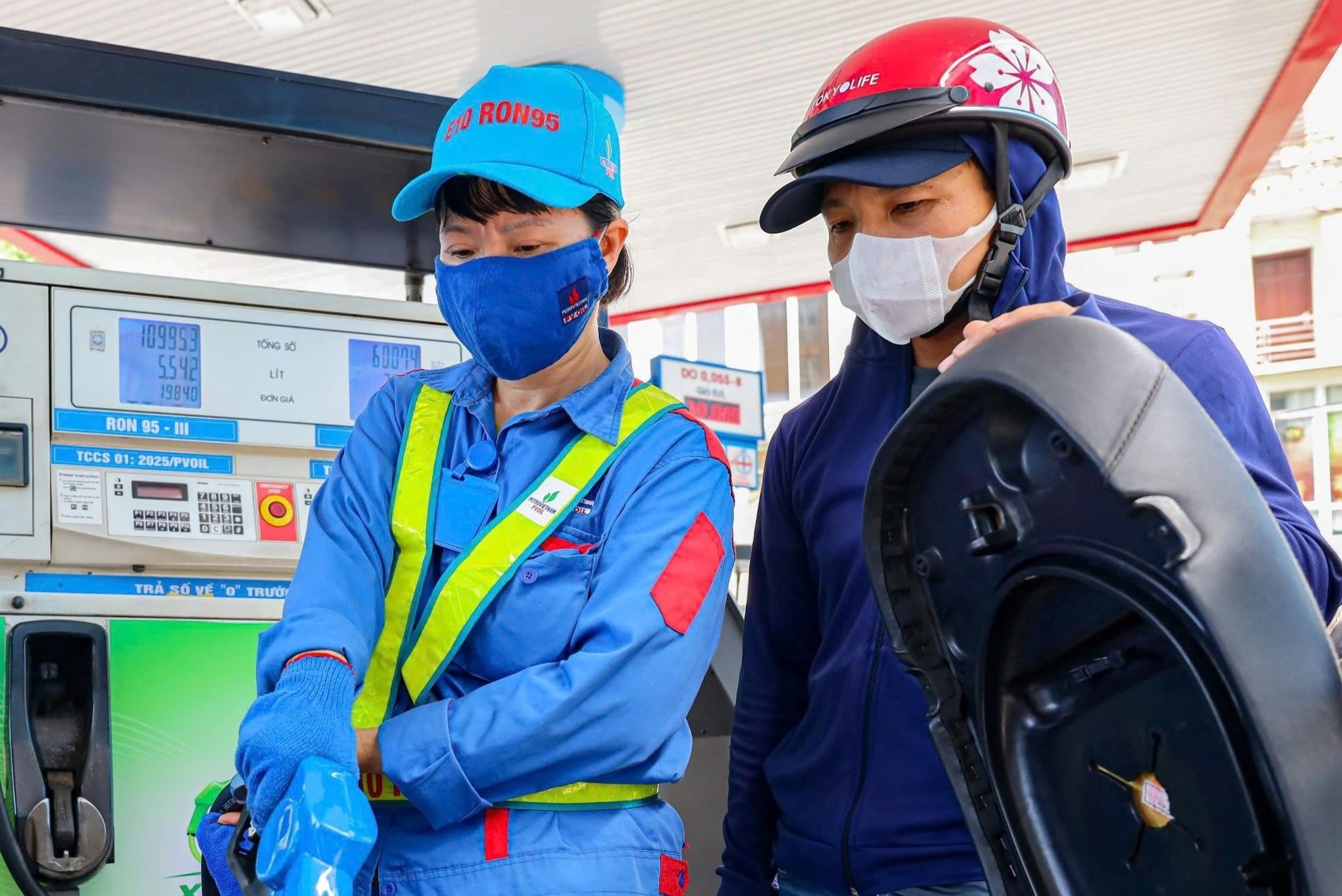 Thu tuong de nghi dua thue moi truong xang dau ve 0 dong hinh anh