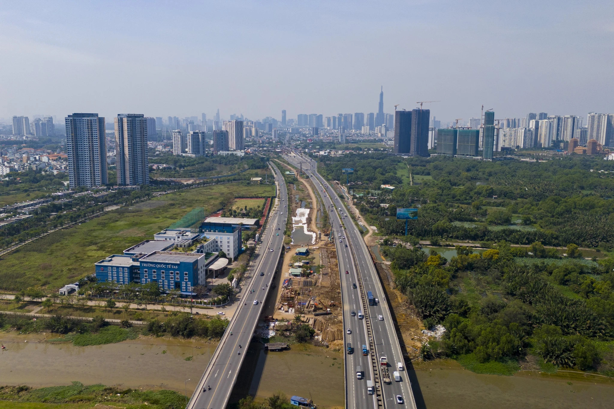 Nha thau lo cham tien do du an trong diem truoc ap luc nhien lieu hinh anh