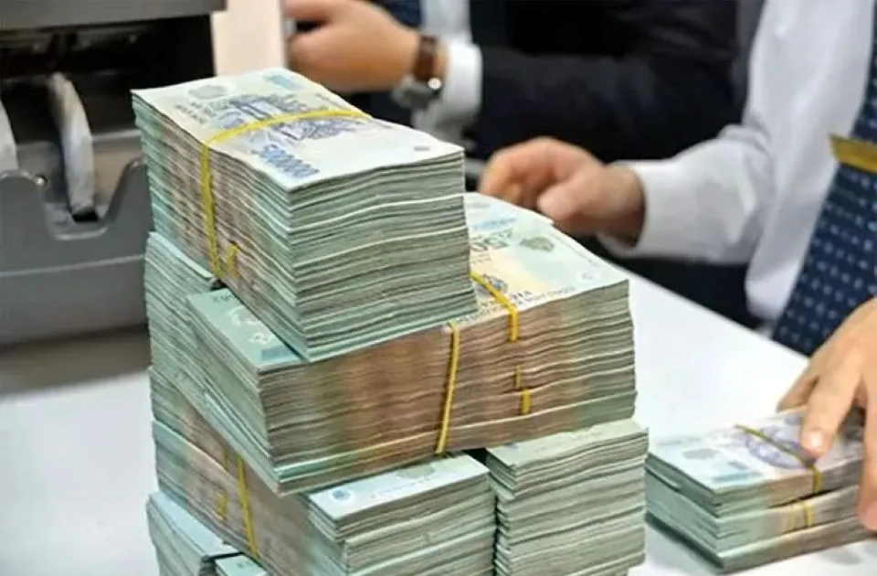 Vi sao nhieu nguoi mang tien gui ngan hang? hinh anh