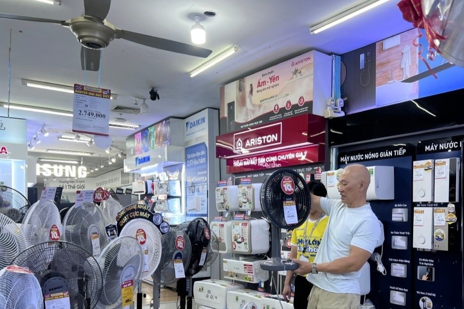 Dien lanh 'chay hang' mua nang nong, dan TP.HCM xuong tien mua gi? hinh anh