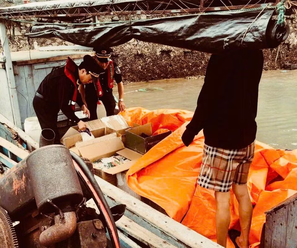 lap xuong,  xuc xich anh 1