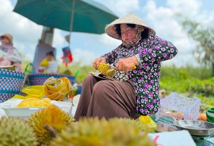 Con duong 'hot' nhat mien Tay: Nong dan doi nang ban sau rieng ca ngay hinh anh
