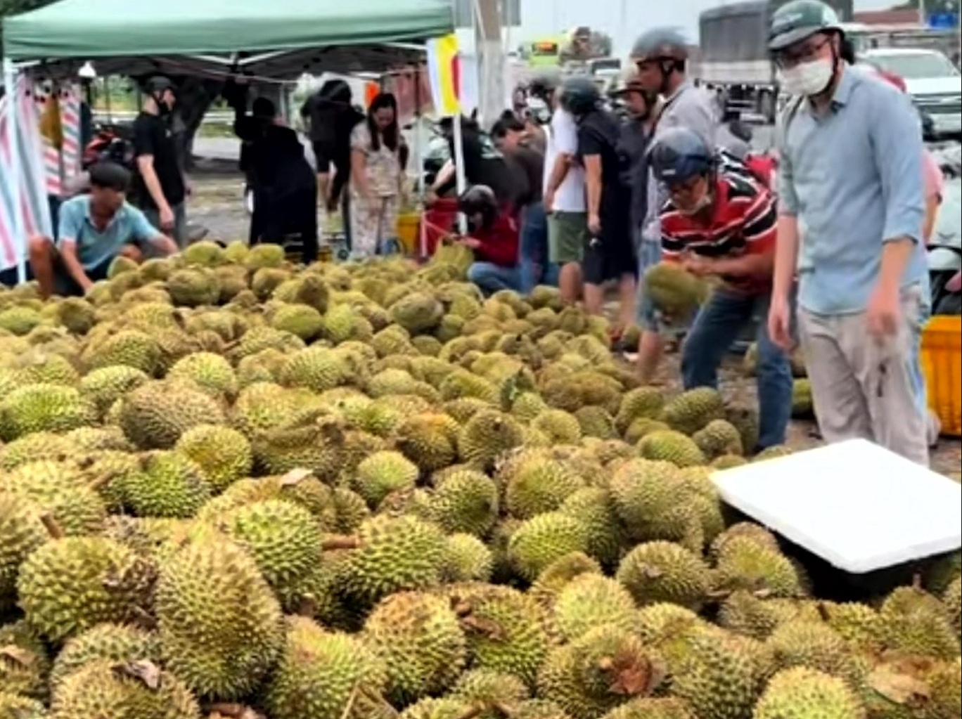 Mua sau rieng non 'giai cuu' ven duong, nguoi tieu dung lanh du hinh anh