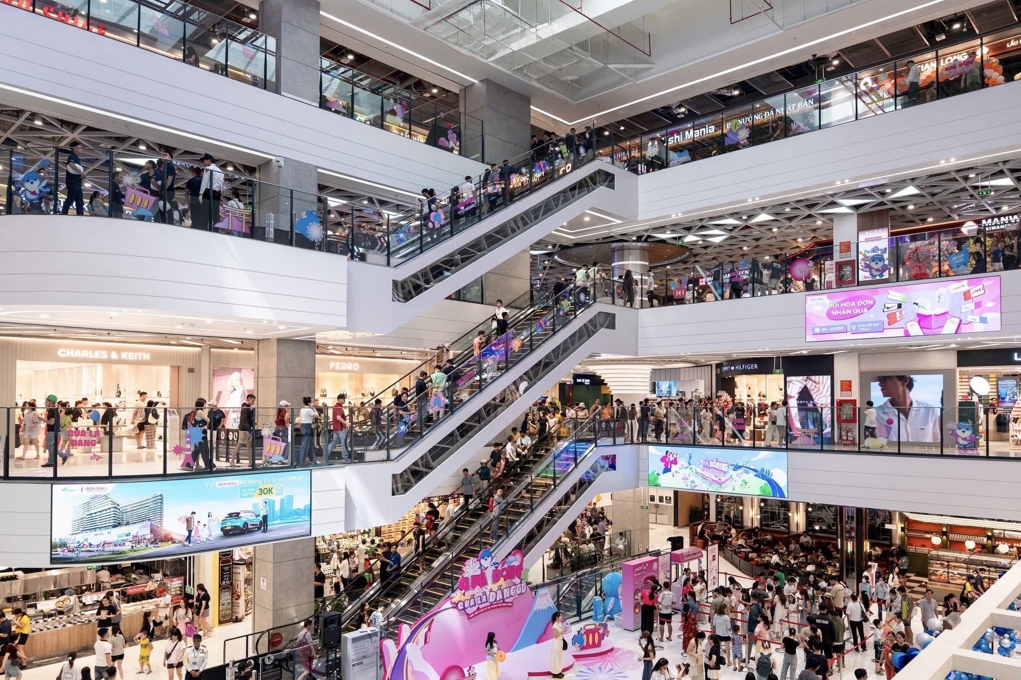 Vi sao Aeon, Uniqlo, Muji... dong loat do ve Da Nang? hinh anh