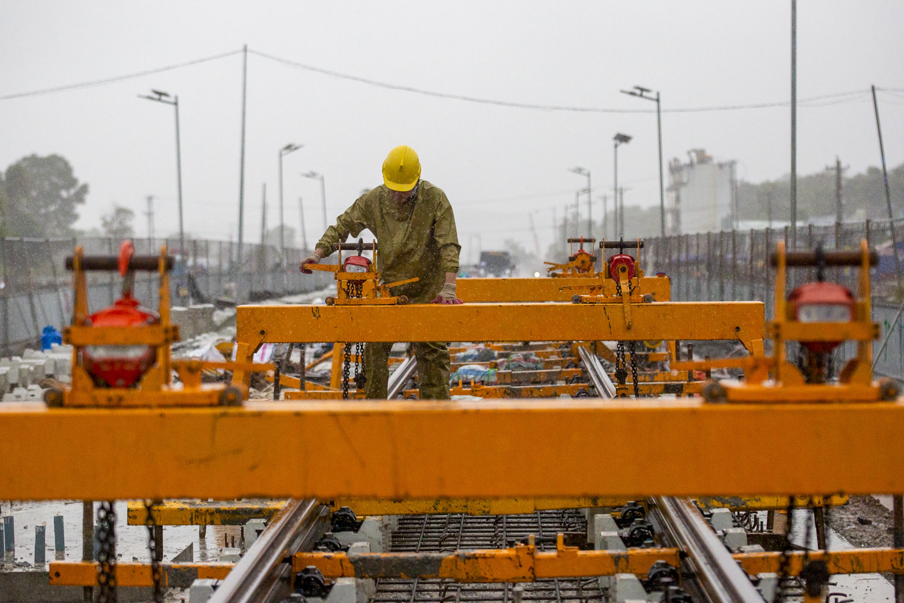Công nhân đội mưa gấp rút thi công tuyến tàu điện LRT ở Phú Quốc