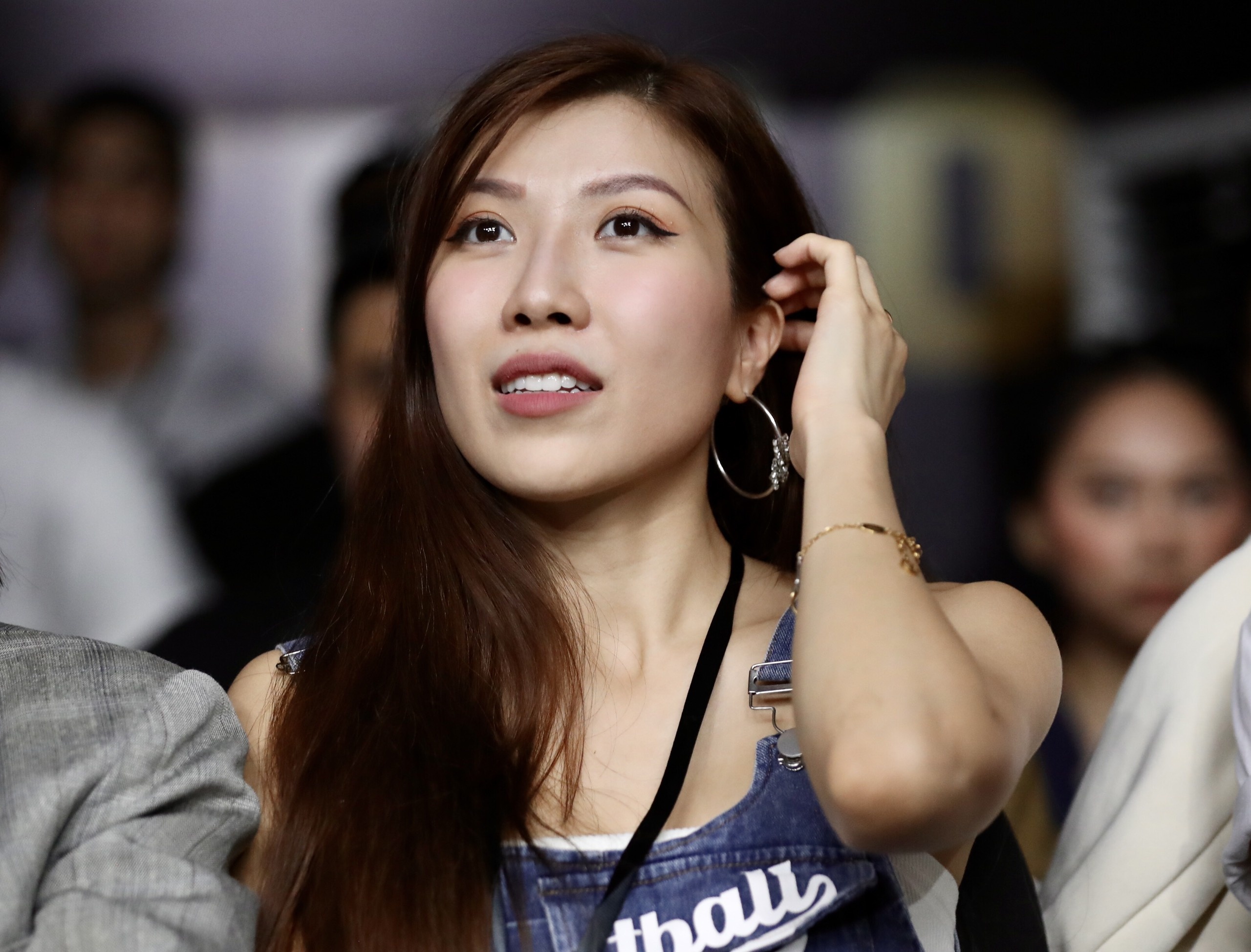 Dan dien vien, nguoi mau di xem tran tranh dai IBA the gioi hinh anh