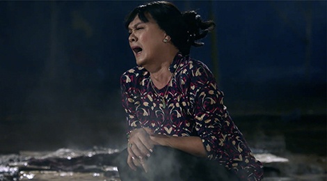 Nghe si Huu Chau gao khoc khi ganh lo to bi chay trong phim hinh anh