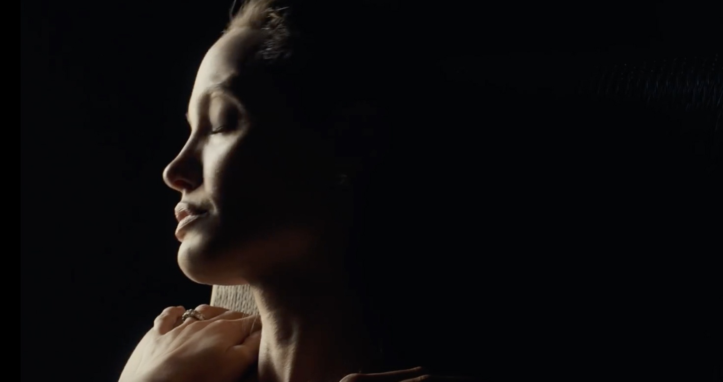 Angelina Jolie quang cao anh 6