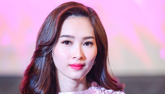 Hoa hau Dang Thu Thao bi che noi tieng Anh ap ung trong su kien hinh anh