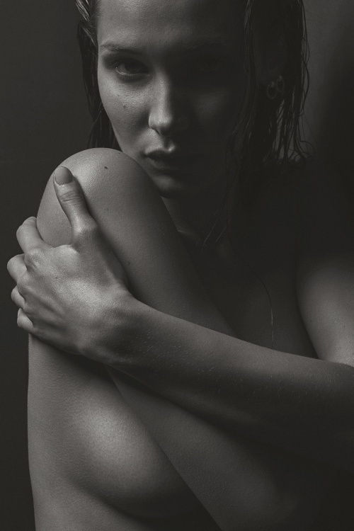 Bella Hadid khoa than anh 2