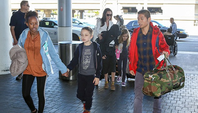 Pax Thien chung chac khi cung me Angelina Jolie xuat hien o san bay hinh anh