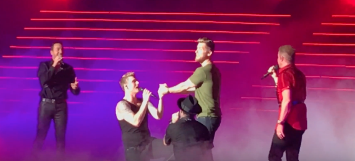 Man trinh dien ca khuc 'Shape Of My Heart' cua Backstreet Boys va  Lance Bass (NSYNC) hinh anh