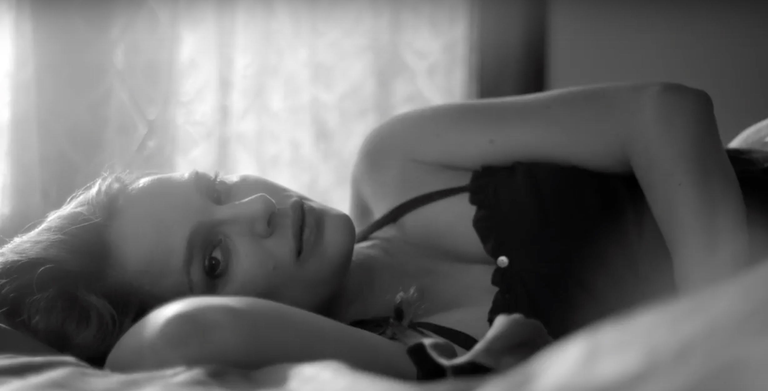 Natalie Portman khoa than khoe bung bau khi dong MV hinh anh