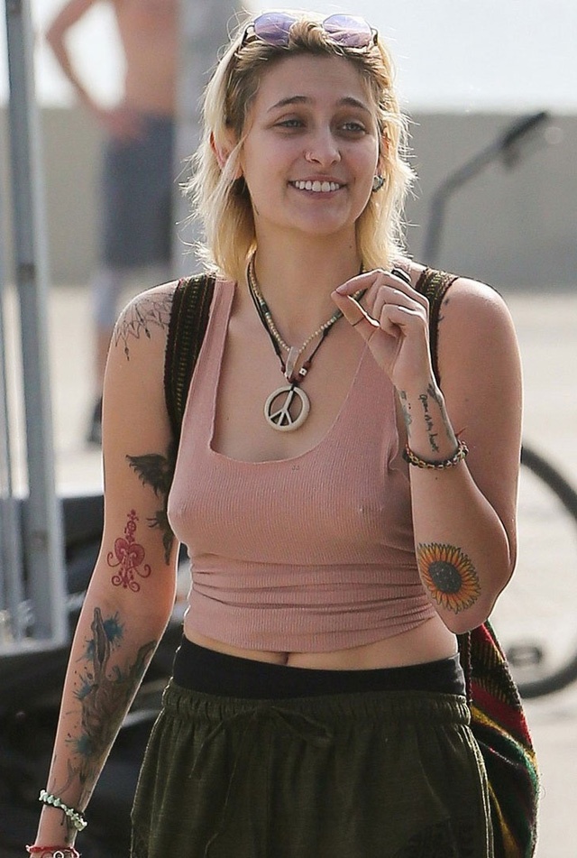 con gai Michael Jackson anh 6