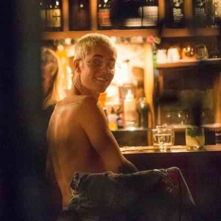 Justin Bieber khoa than trong bar anh 2