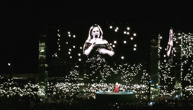 Adele hat 'Make you feel my love' tuong nho nan nhan trong vu khung bo London hinh anh