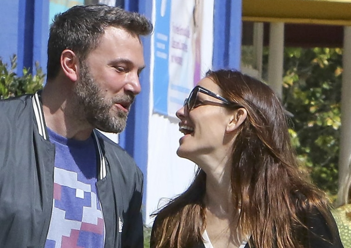 Ben Affleck vui ve ben vo cu sau khi huy don ly hon hinh anh