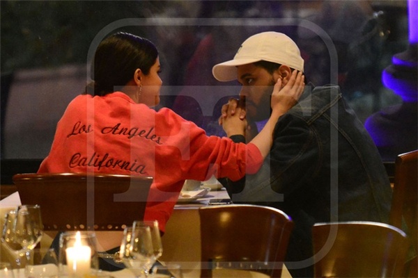 Selena Gomez tình tứ với The Weeknd ảnh 4 Selena Gomez tinh tu voi The Weeknd anh 4