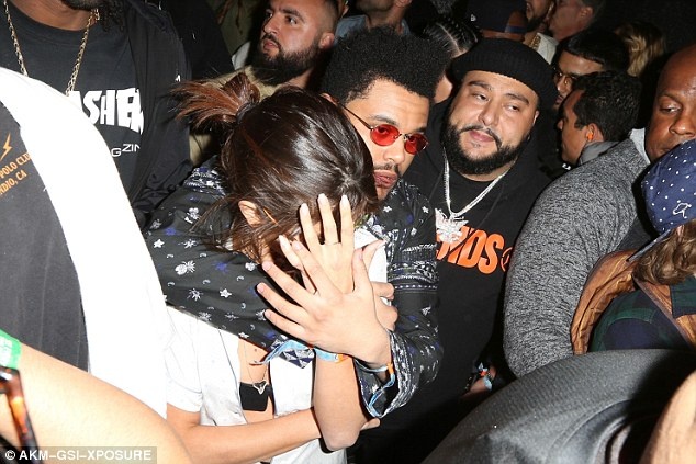 Selena Gomez va The Weeknd lien tuc au yem giua chon dong nguoi hinh anh