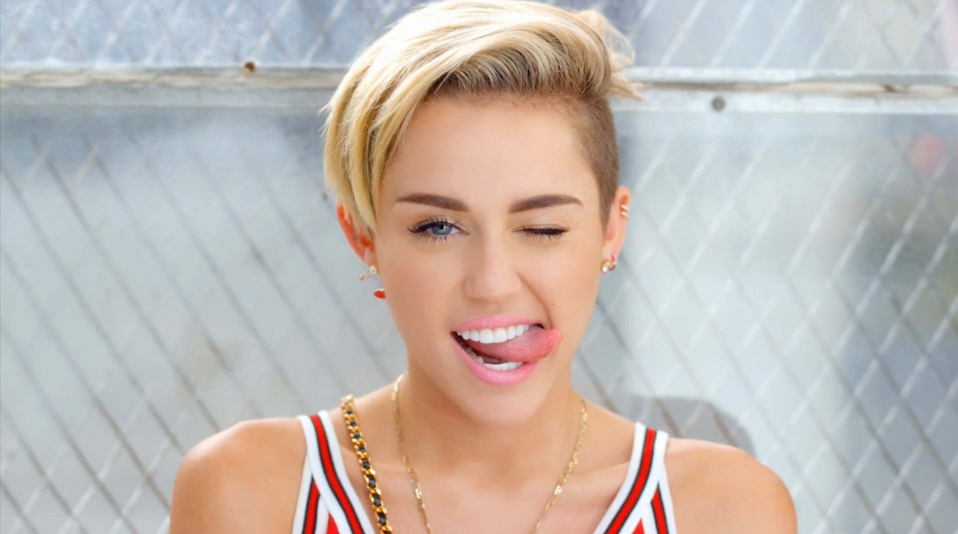 Miley Cyrus bat ngo long tieng trong 'Ve binh dai ngan ha 2' hinh anh
