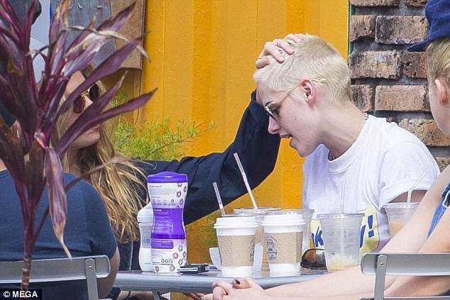 Kristen Stewart di choi voi ban gai dong tinh anh 3