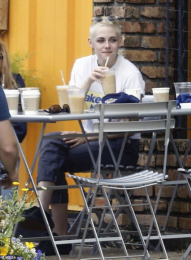 Kristen Stewart di choi voi ban gai dong tinh anh 4
