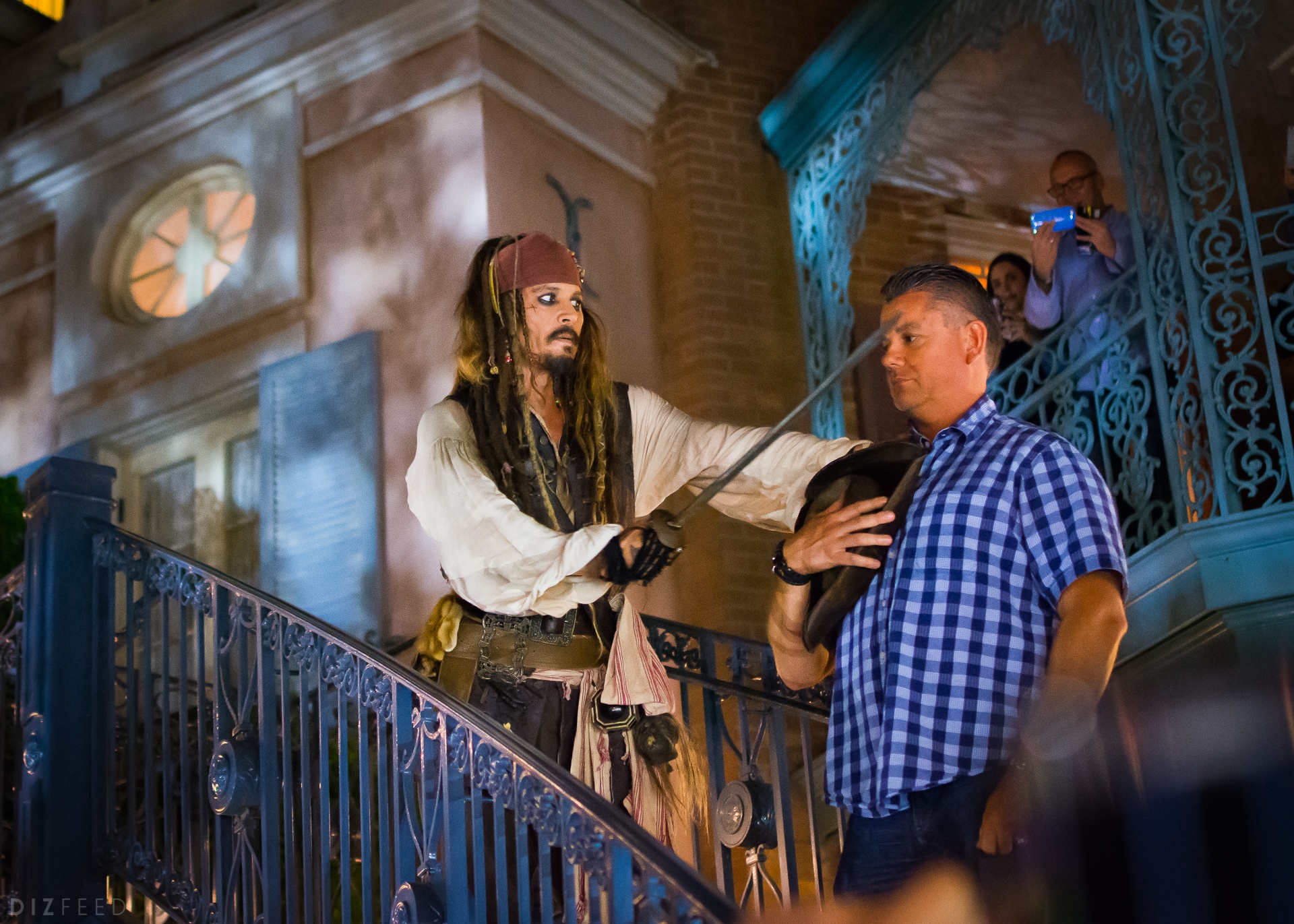 Johnny Depp xuất hiện ở công viên Disney Land  ảnh 1 Johnny Depp xuat hien o cong vien Disney Land anh 1