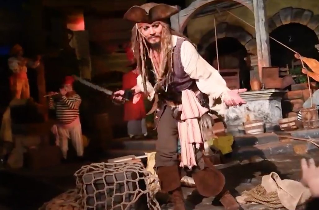 Johnny Depp giao luu voi du khach Disneyland hinh anh