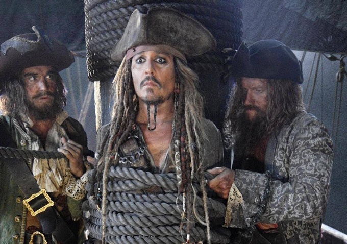 Johnny Depp xuất hiện ở công viên Disney Land  ảnh 2 Johnny Depp xuat hien o cong vien Disney Land anh 2
