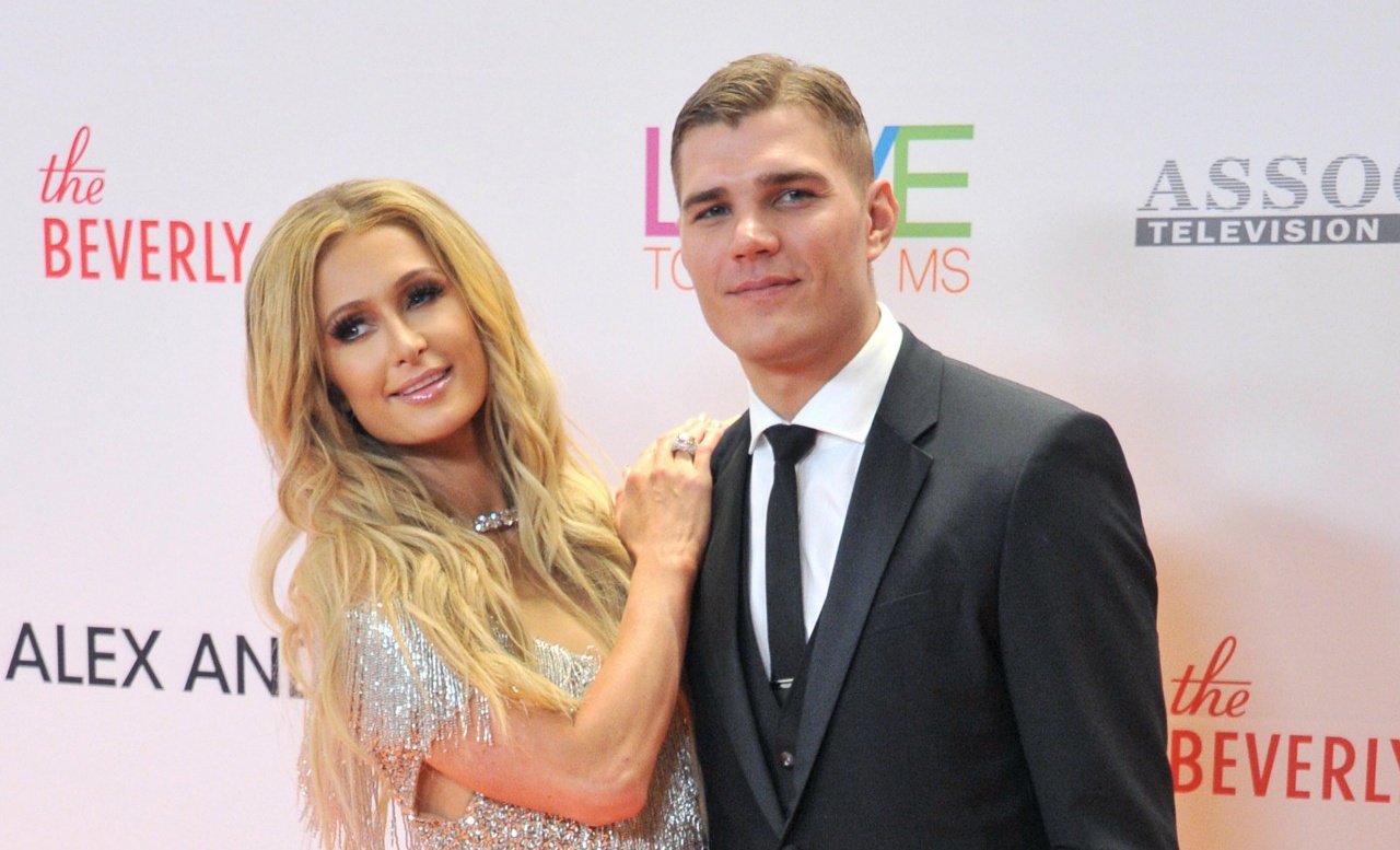 'Nu hoang tiec tung' Paris Hilton muon yen phan ben tinh tre hinh anh