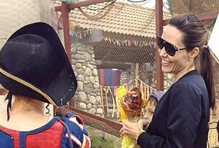 Mac Brad Pitt tieu tuy, Angelina Jolie van vui ve di choi cung cac con hinh anh