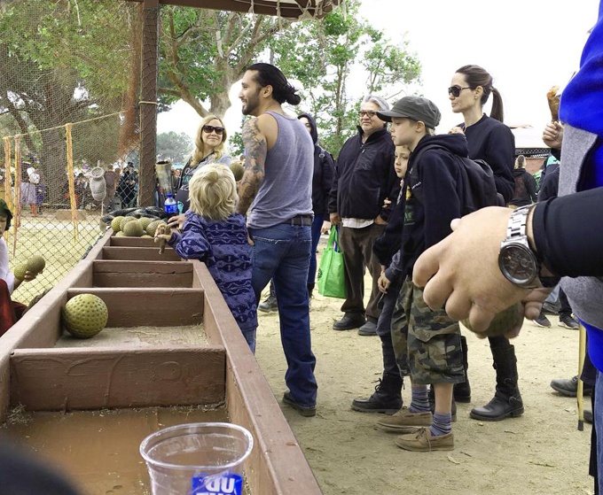 Angelina Jolie va cac con anh 5