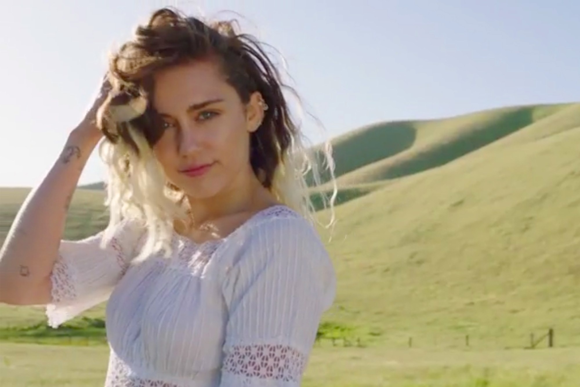 MV 'Malibu' cua Miley Cyrus hinh anh