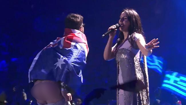 Nha bao 'bien thai' tro lai quay roi tren san khau Eurovision 2017 hinh anh