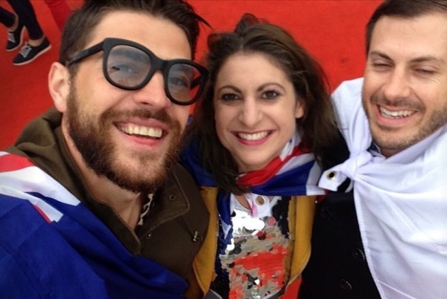 nhà báo quấy rối sao ảnh 2 nha bao quay roi sao anh 2