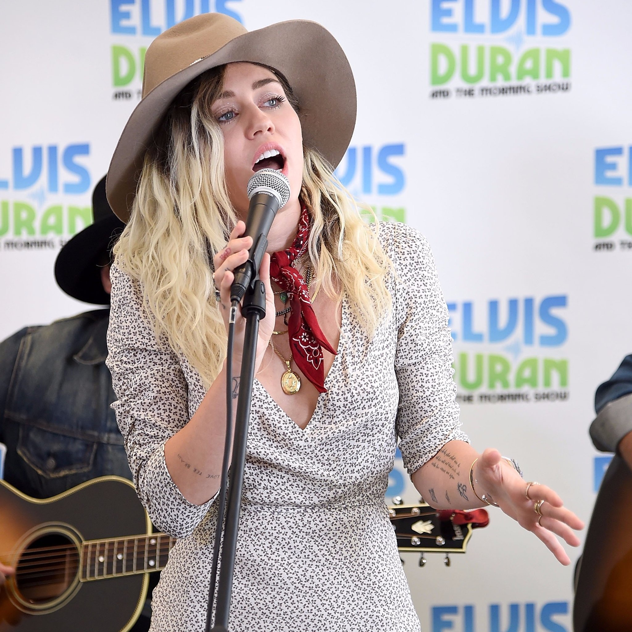 Miley Cyrus hoi han ve Wrecking Ball anh 3