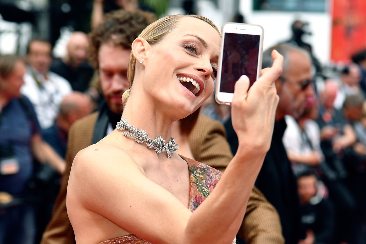 Khoanh khac vui nhon cua cac sao tren tham do Cannes 2017 hinh anh