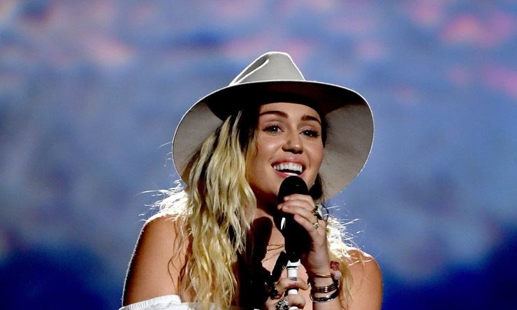 Miley Cyrus khóc khi trình diễn Malibu  ảnh 1 Miley Cyrus khoc khi trinh dien Malibu anh 1