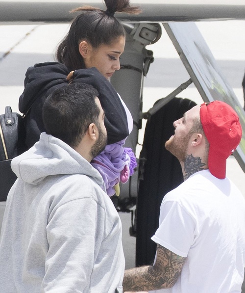 Ariana Grande xuất hiện sau vụ nổ bom ảnh 2 Ariana Grande xuat hien sau vu no bom anh 2