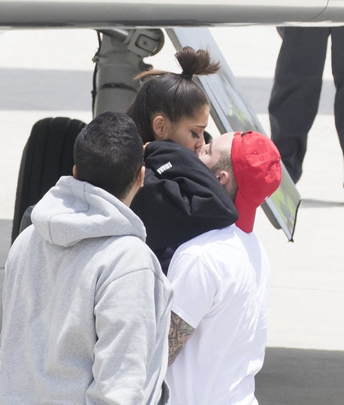 Ariana Grande xuất hiện sau vụ nổ bom ảnh 3 Ariana Grande xuat hien sau vu no bom anh 3