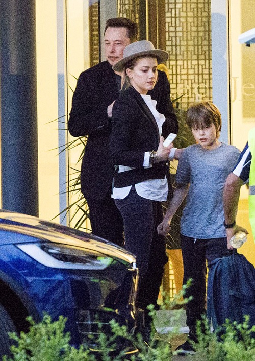 Amber Heard va  ban trai ty phu anh 3