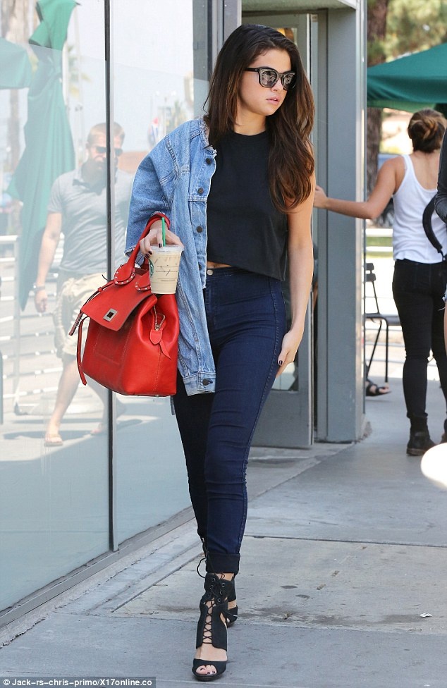 hoc Selena Gomez dien quan jeans sanh dieu anh 2