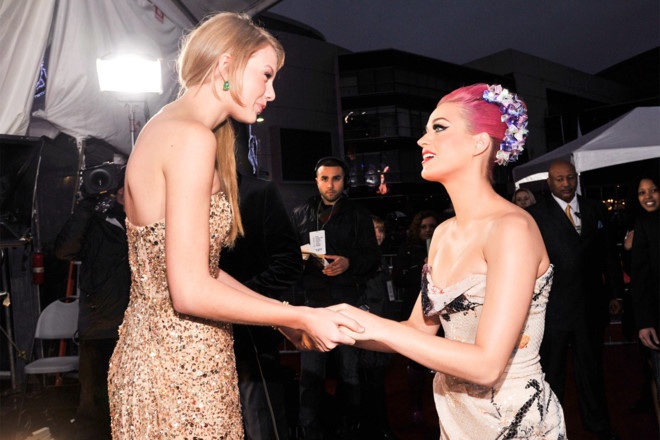 Katy Perry xin lỗi Taylor Swift  ảnh 2 Katy Perry xin loi Taylor Swift anh 2