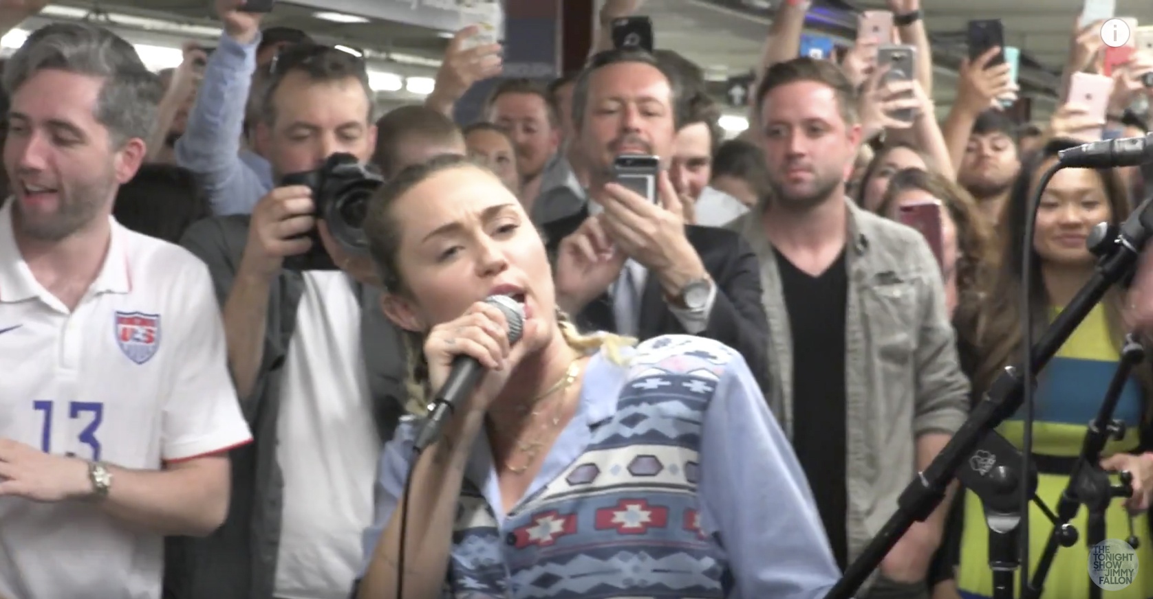 Miley Cyrus gay nao loan ga tau dien ngam hinh anh