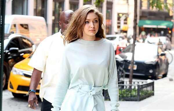 Gigi Hadid la sao mac dep nhat tuan voi sac xanh he tuoi mat hinh anh