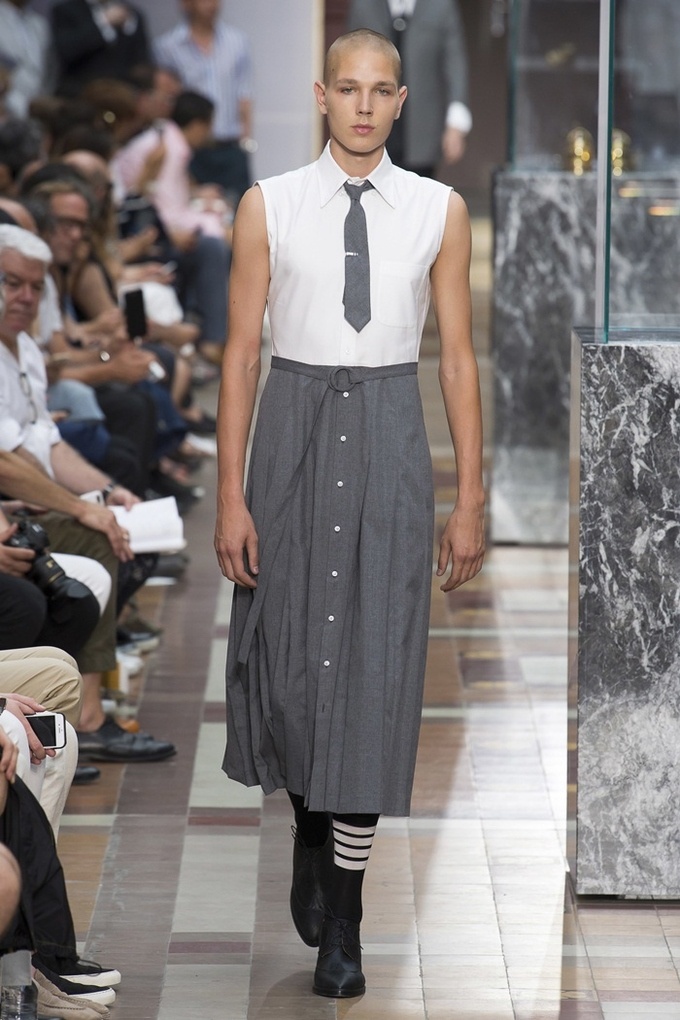 dan ong mac vay tren san catwalk anh 13