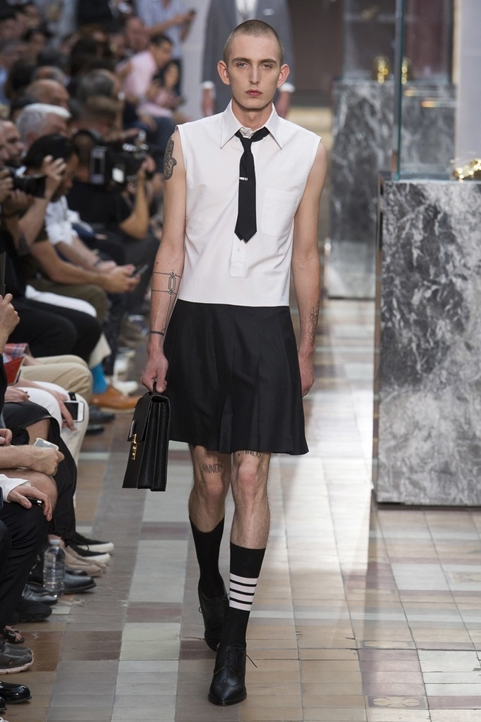 dan ong mac vay tren san catwalk anh 12