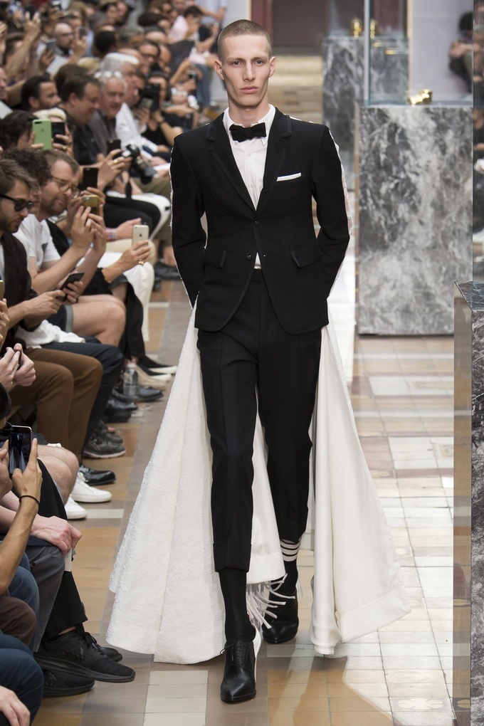 dan ong mac vay tren san catwalk anh 14