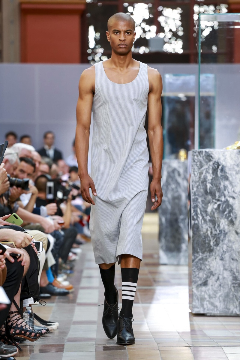 dan ong mac vay tren san catwalk anh 1